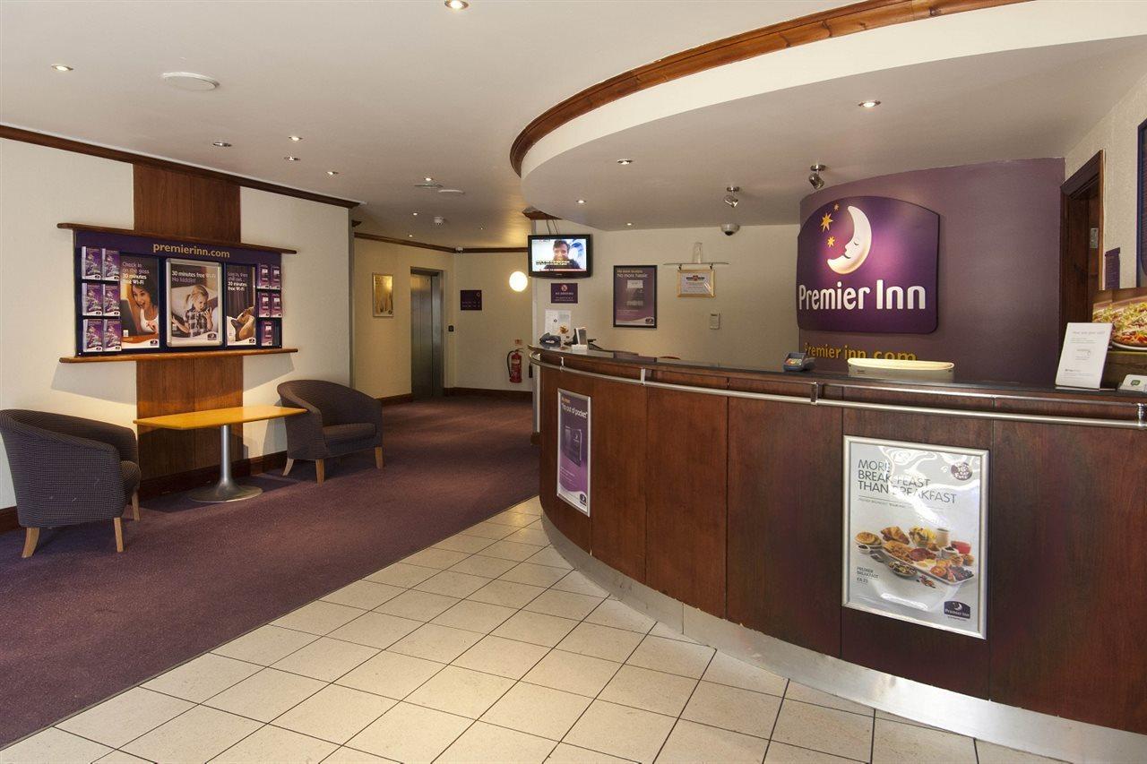 Premier Inn Gatwick Crawley Town West ภายนอก รูปภาพ